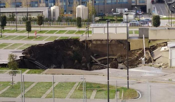 Voragine all'ospedale del Mare di Napoli