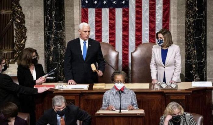 MIke Pence accanto a Nancy Pelosi certifica l'elezione di Joe BIden