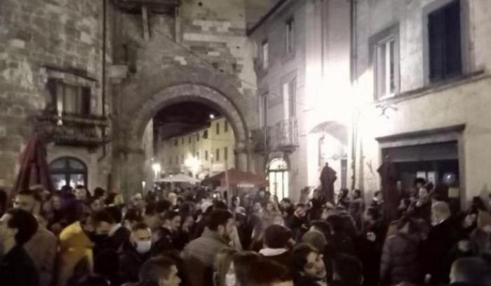 Festa abusiva e assembramento vergognoso a Lucca, il sindaco: "Inqualificabili"
