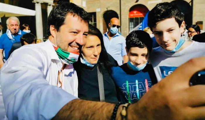 Salvini, selfie senza rispetto delle regole anti-Covid