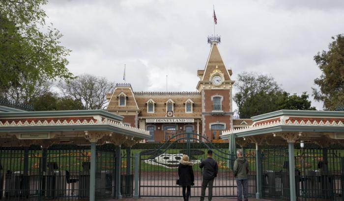 Ai tempi della pandemia, Disneyland in California si trasforma in un megacentro vaccini