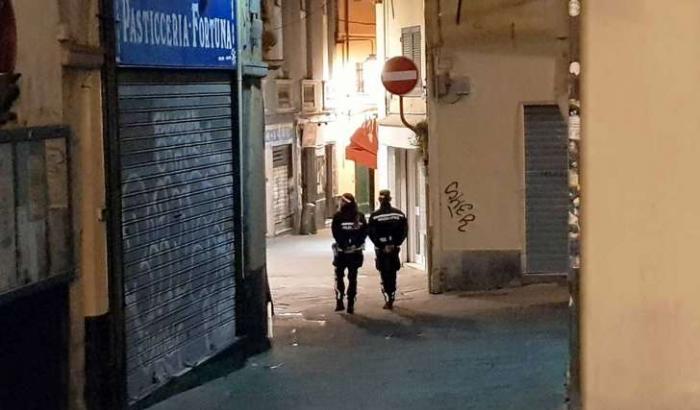 Rifiuta di indossare la mascherina e ferisce un'agente: arrestato un 27enne a Genova