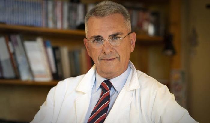 L'immunologo Minelli: "Con una dose ridotta di AstraZeneca, il vaccino è più sicuro"