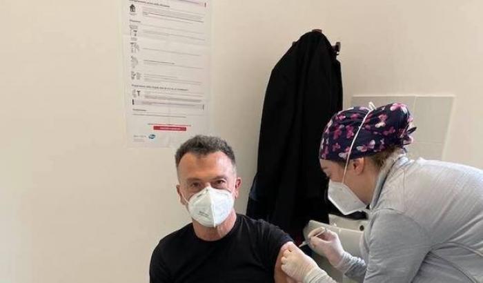 La foto del dottore contro i novax: "Vaccino fatto. Se avessi potuto fare l’antipolio avrei avuto una vita diversa"