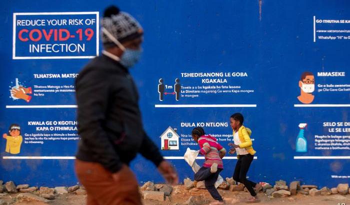 La preoccupazione degli esperti: "La variante sudafricana rischia di eludere in parte i vaccini"