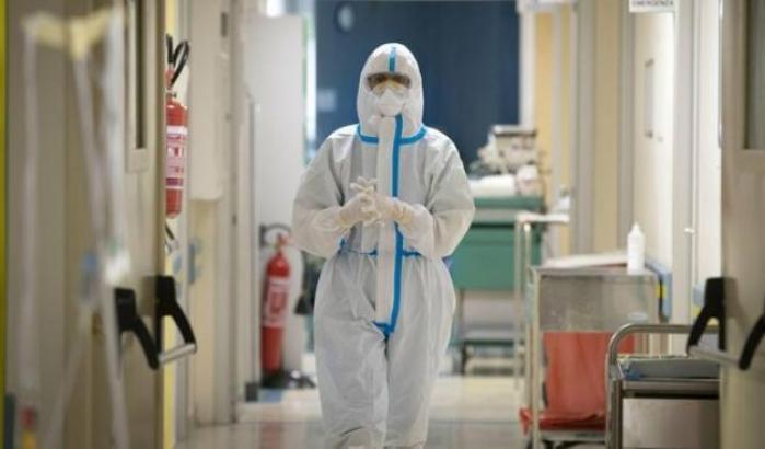 Lieve calo dei ricoveri ma anche oggi il Covid fa una strage: 603 morti