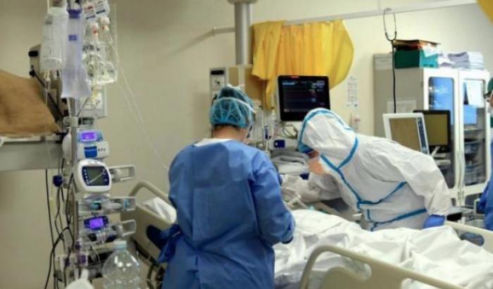 Lo studio: "Un guarito di covid su due ha sintomi anche mesi dopo le dimissioni"