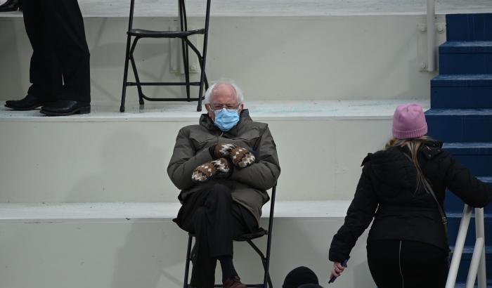 Bernie Sanders con i guanti di lana e plastica riciclata: "Mi interessa il caldo, non la moda"