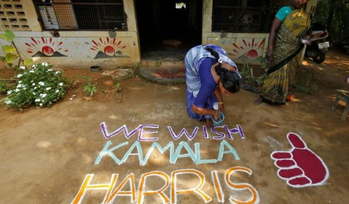 Si festeggia nel villaggio indiano del nonno di Kamala Harris: orgogliosi di lei