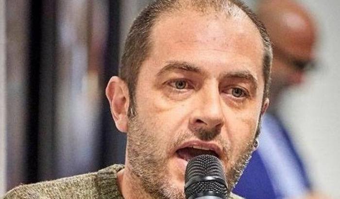 Il consigliere di Più Europa in ginocchio da Fontana per chiedere i dati sul Covid: espulso dall'aula