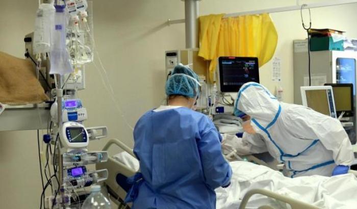 Calano i contagi, ma i ricoveri restano sopra la soglia: ecco i dati di Gimbe