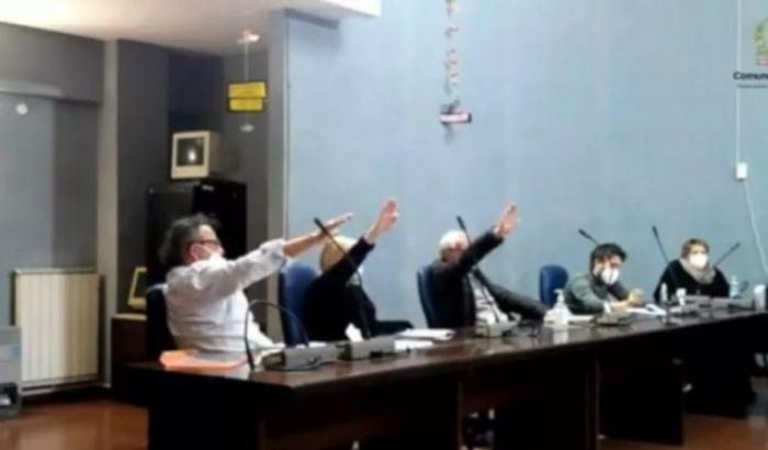 A Cogoleto tre consiglieri di destra oltraggiano il Giorno della Memoria con il saluto fascista