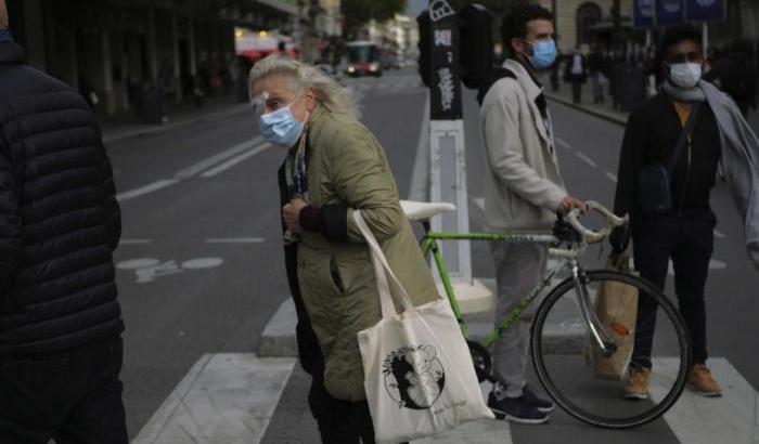 Aumentano contagi e ricoveri: la Francia rischia il terzo lockdown