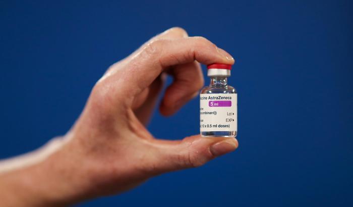 L'Ema approva il vaccino AstraZeneca, Burioni: "L'efficacia è al 59,5%"