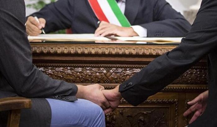 A Livorno la Lega supera il limite: chiede di avere 'contezza' della stabilità delle coppie omosessuali