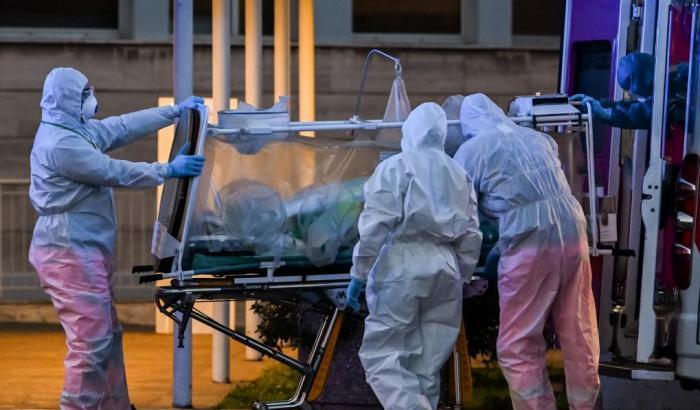 Il Covid non arretra: aumentano morti e ricoveri in terapia intensiva