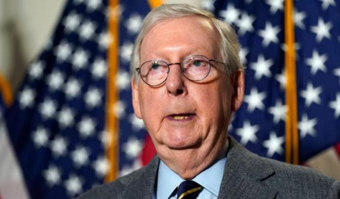 Mitch McConnell condanna QAnon: "I complottisti sono un cancro per il partito repubblicano"