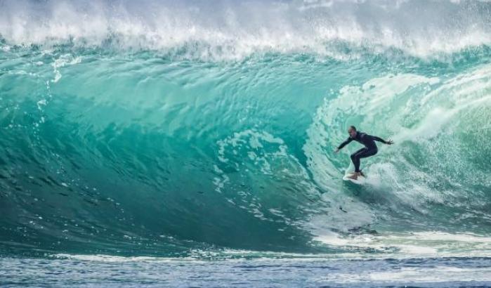 Uomo percorre 500 chilometri con il surf