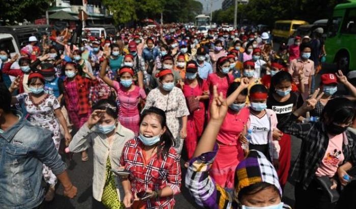 Corteo contro il golpe a Myanmar