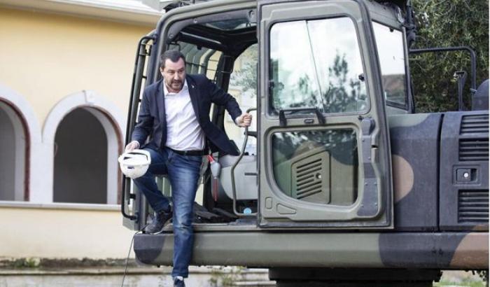 Salvini fa il moderato europeista: "La ruspa? Solo per costuire"