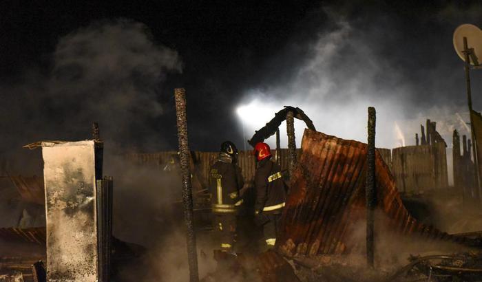 Va a fuoco una baraccopoli nel casertano, un bracciante muore nell'incendio