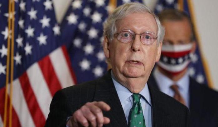 I repubblicani si inginocchiano al golpista: McConnell voterà per l'assoluzione di Trump