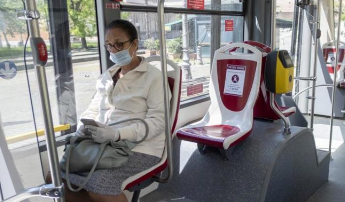 Orrore a Roma: sul bus un passeggero chiede a una coppia di mettere la mascherina e viene accoltellato