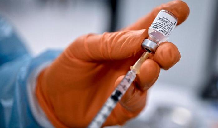 Aziende italiane pronte a produrre il principio attivo del vaccino covid in 4-6 mesi