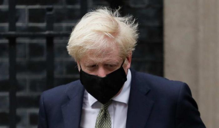 Boris Johnson rischia di nuovo con il Covid: vuole eliminare il Green pass