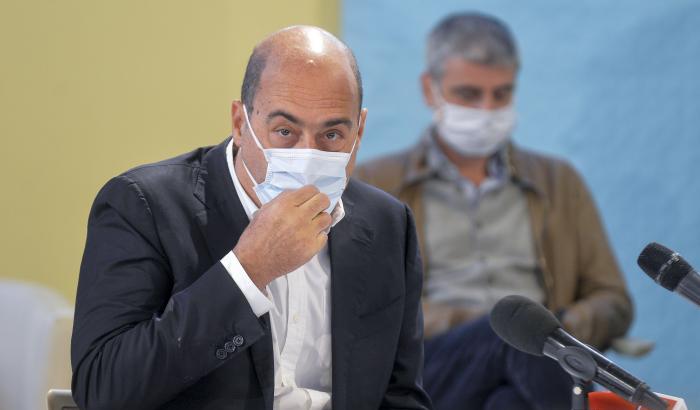 AstraZeneca taglia le dosi di vaccino, l'ira di Zingaretti: "Gravissimo"