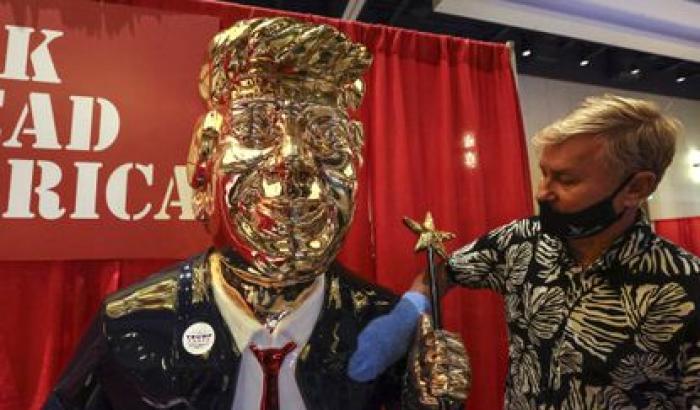 Razzisti e volgari: alla conferenza del Gop una statua d'oro di Trump