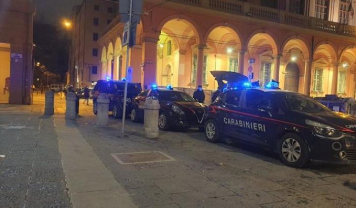 I soliti irresponsabili: movida senza mascherina in tre piazze di Bologna nonostante il coprifuoco