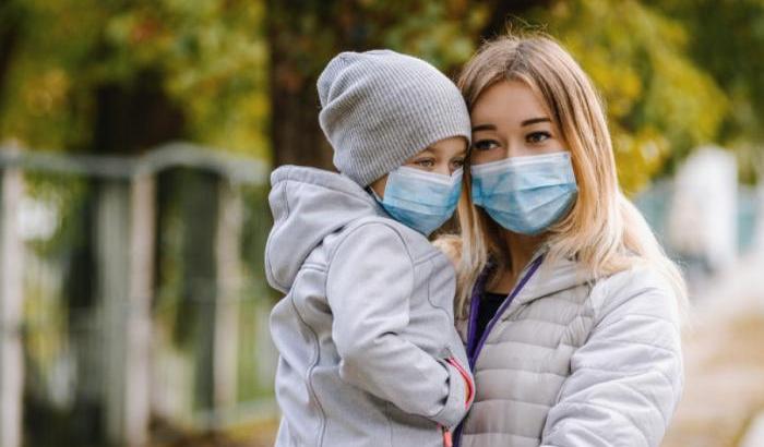 Lo studio: "Se i bambini dai 12 mesi in su indossassero la mascherina, crollerebbero i contagi"