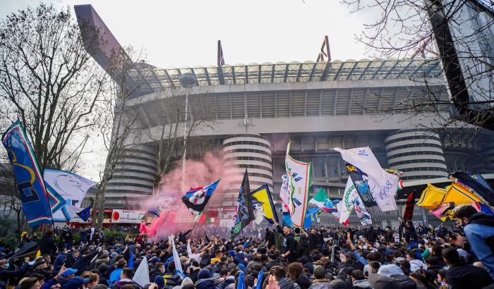 Assembramenti al derby di Milano