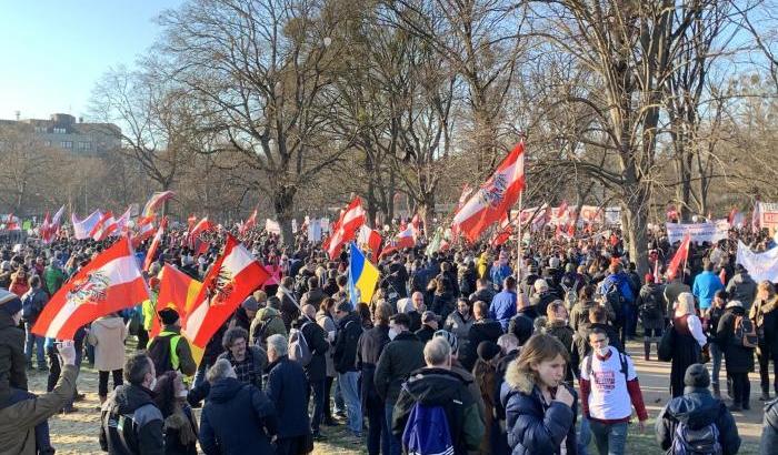 Austria in ginocchio per la pandemia ma l'estrema destra protesta Vienna contro le restrizioni