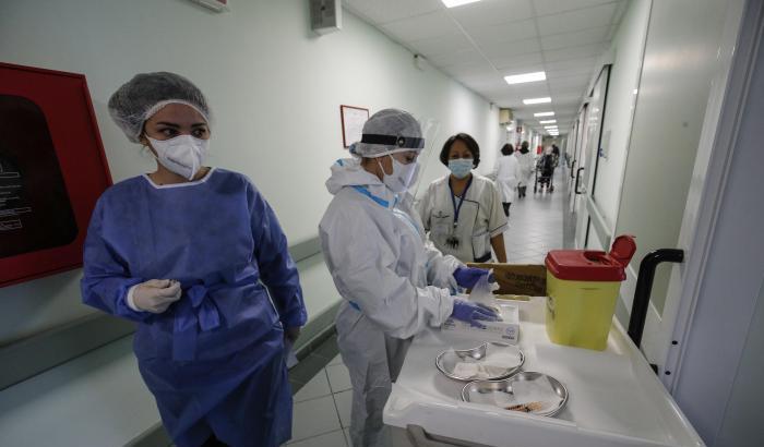I microbiologi: "La variante rara trovata a Varese non sembra ridurre l'efficacia dei vaccini"