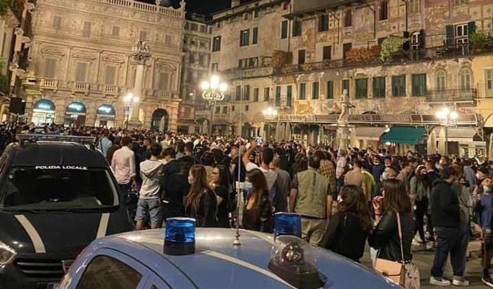 I divieti non fermano gli irriducibili delle feste: bar aperto oltre le 18 per un party