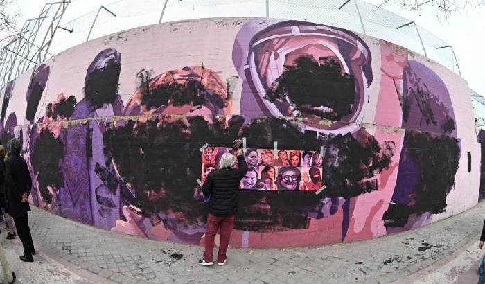 Murale sulla parete esterna del centro sportivo di Concepción imbrattato