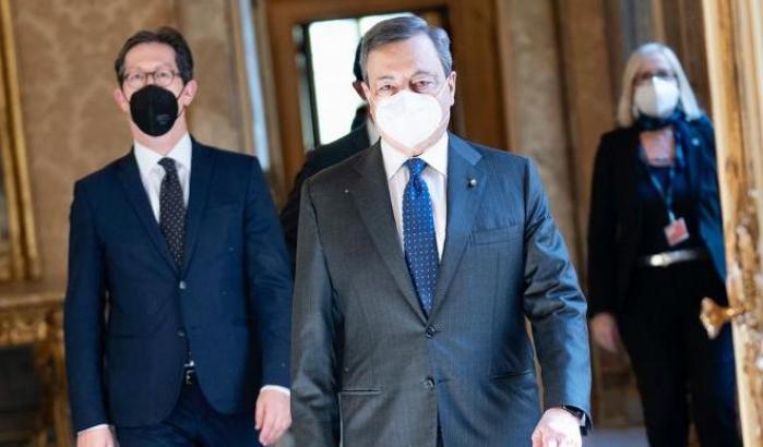 Draghi punta tutto sui vaccini: "Si intravede una via d'uscita"