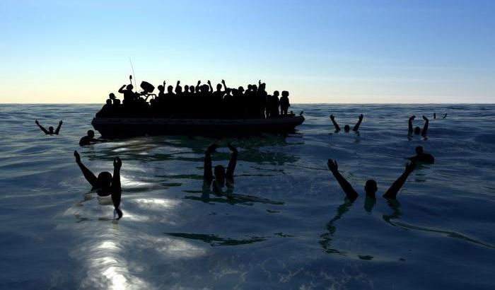 Migranti, le carrette del mare e i tir stipati mentre l'Europa sa solo litigare