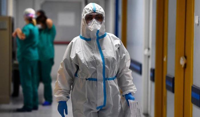 Disastro Covid: 25673 nuovi contagi, ospedali al collasso e 373 morti