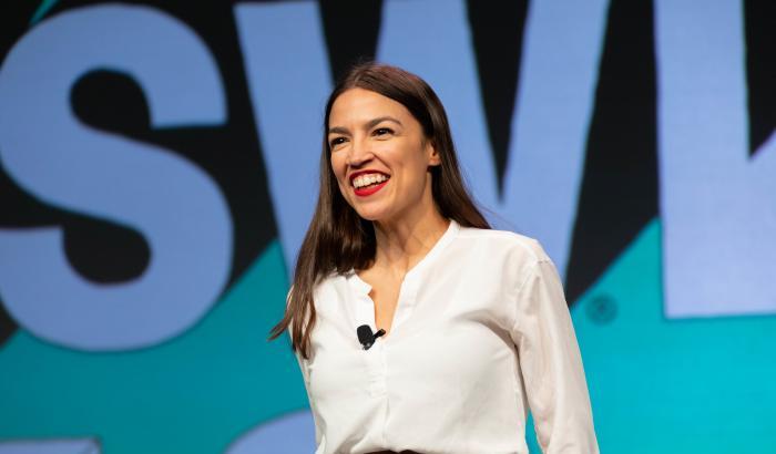 Ocasio-Cortez chiede le dimissioni di Cuomo per il Sexgate