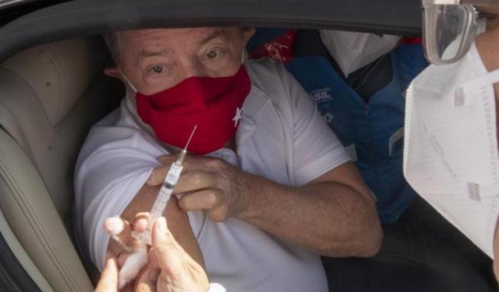 Lula si vaccina in pubblico e attacca Bolsonaro: "Smetta di fare l'ignorante e dia il vaccino a tutti"