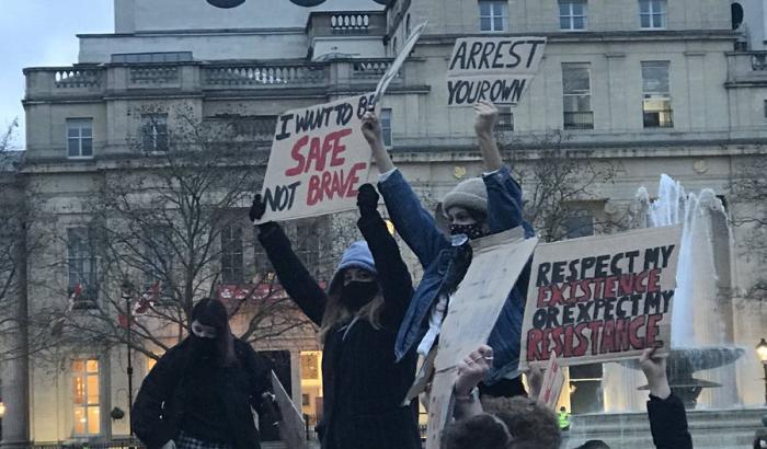 Mano pesante della polizia alla veglia per Sarah Everard: le critiche del sindaco di Londra