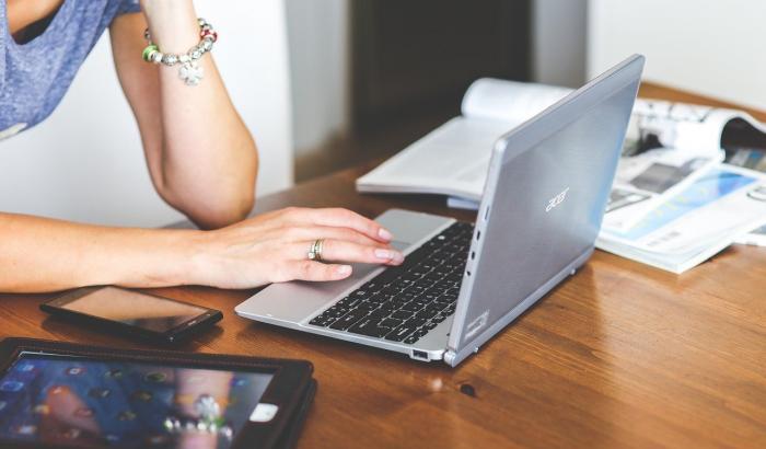 Tutte le difficoltà della didattica a distanza: il 96% degli studenti usa il cellulare durante le lezioni