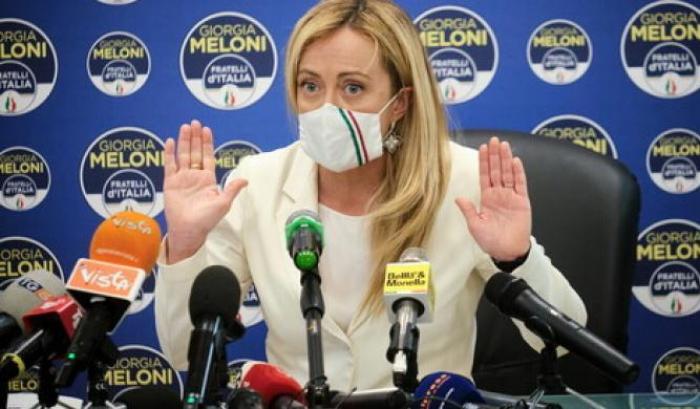 Meloni pretende di dare ordini al Coronavirus: "La distanza di due metri è scandalosa"