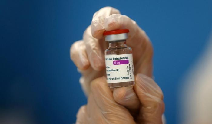 Dopo lo stop da oggi riparte la vaccinazione AstraZeneca