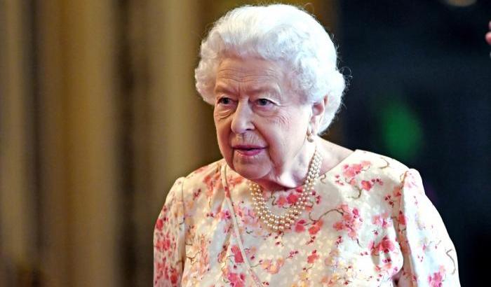 La tristezza della regina dopo le parole di Meghan: famiglia reale divisa