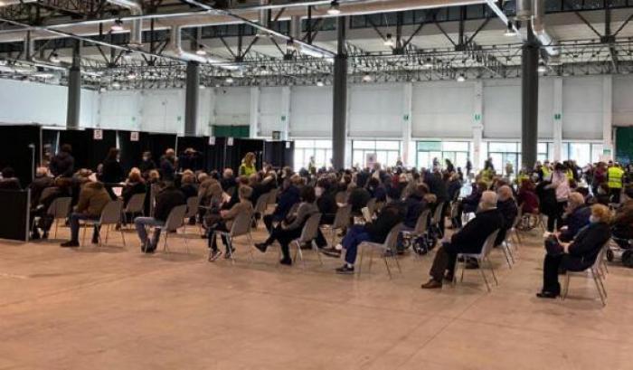 Covid, altro scivolone della Lombardia: per un errore a Cremona si presentano 80 anziani su 600