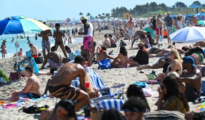 La spiaggia di Miami presa d'assalto